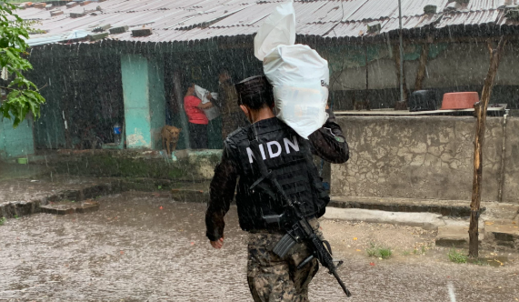 bajo-la-lluvia-ministro-de-la-defensa-entrega-paquetes-alimentarios-a-familias-salvadorenas